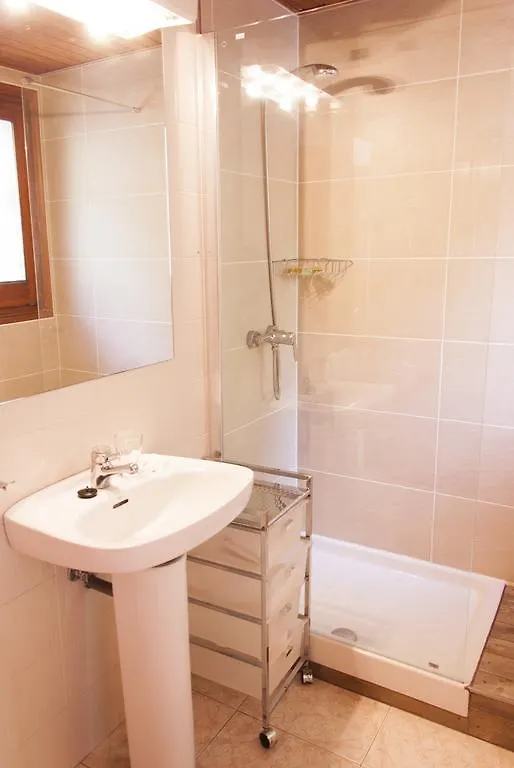 Ostau Dera Nheu Hotel Les 2*,